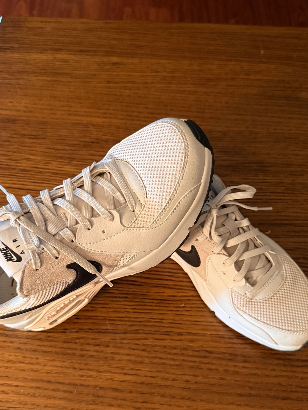 Women’s Nike White and Black Low-Top Mesh Sneakers Size 9